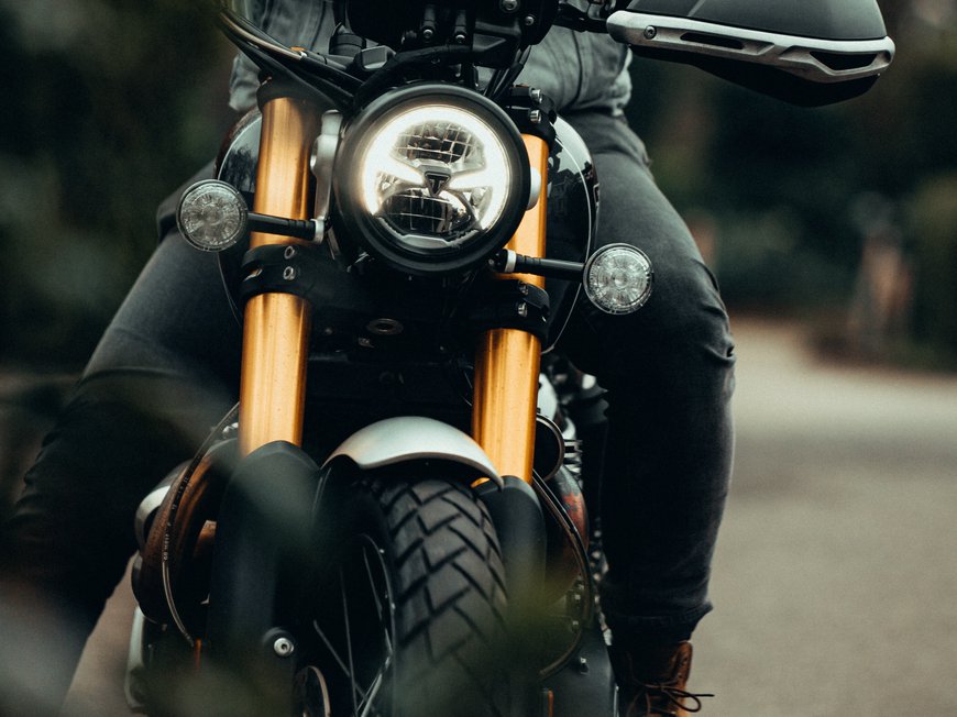 Hotel Böhlerstern: Motorradhotel in der Steiermark Fahrer auf Motorrad mit beleuchtetem Scheinwerfer auf Landstraße