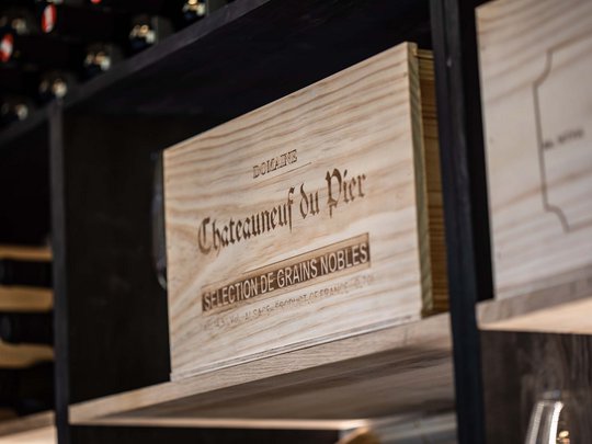 Seminar rooms at Hotel Böhlerstern: our Genusslabor® Wooden box Chateauneuf du Pier with wines on a wine rack