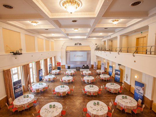 Seminarräume im Hotel Böhlerstern: der Theatersaal Großer Konferenzraum mit runden Tischen und Bühne mit Bildschirm