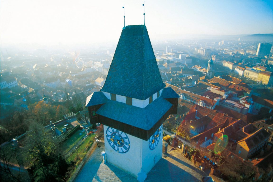 Luftbild des Grazer Urturms am Schlossberg.